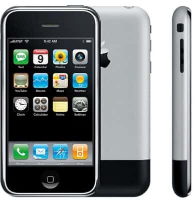 ظهر أول iPhone منذ حوالي 13 عاماً لأول مرة على منصة مسرح Macworld في مدينة San Francisco الأمريكية من قبل Steve Jobs الذي كان الرئيس التنفيذي للشركة في وقتها. 