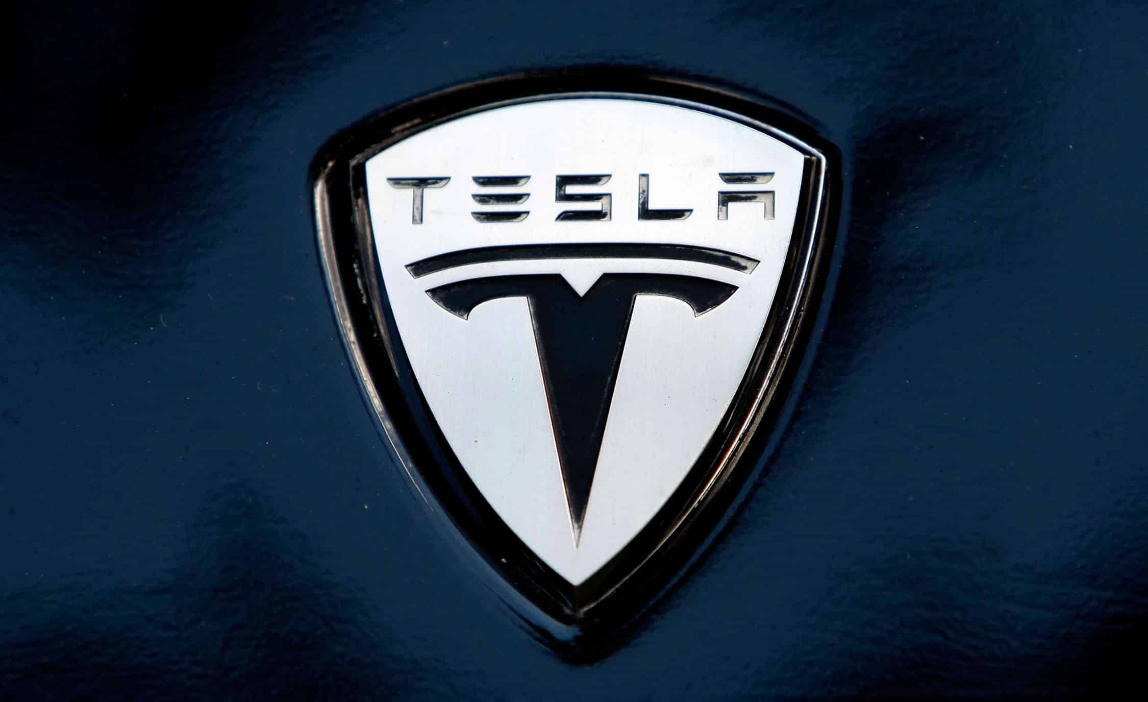 اتهامات لشركة Tesla بأنها تسمح للسائقين بلعب ألعاب الفيديو أثناء ركوب السيارات 5