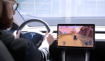 اتهامات لشركة Tesla بأنها تسمح للسائقين بلعب ألعاب الفيديو أثناء ركوب السيارات
