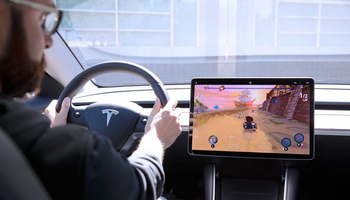 اتهامات لشركة Tesla بأنها تسمح للسائقين بلعب ألعاب الفيديو أثناء ركوب السيارات 1