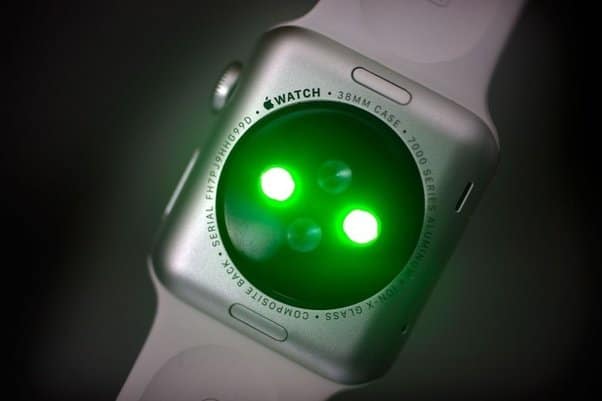 ما فائدة الضوء الأخضر الموجود في ساعة آبل الذكية Apple Watch 2